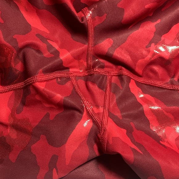 NWOT Athleta Elation Train Printed 7/8 Legging XL in Red & Metallic Camo - Picture 8 of 12
